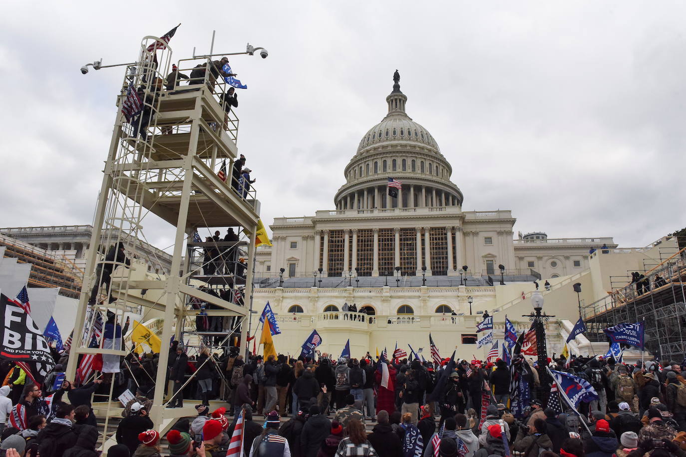 Fotos: Decenas de manifestantes irrumpen en el Capitolio