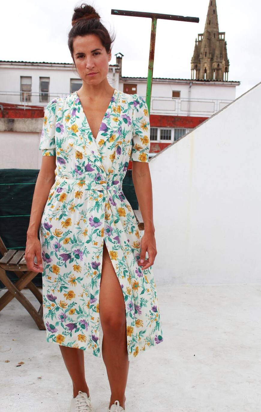 Vestido 'midi' con estampado floral de la tienda Uoma, ubicada en el número 39 de la calle Rodríguez Arias. Costaba 49,95 euros y ahora lo puedes adquirir por 34,95 euros. 