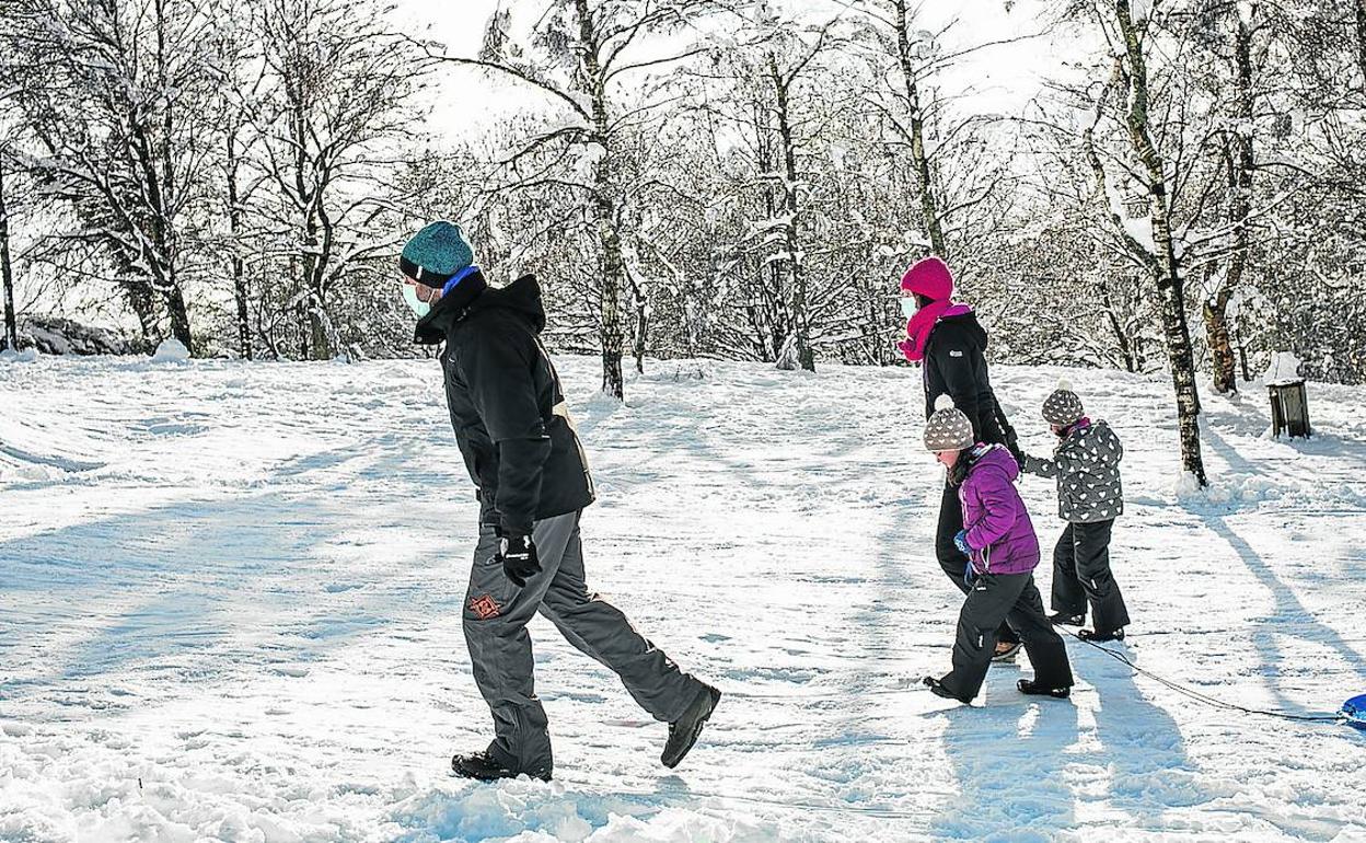 El temporal de los últimos días ha llenado Urkiola de familias deseosas de disfrutar de la nieve.