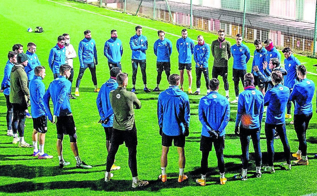 Marcelino mantuvo ayer una charla con sus jugadores antes de comenzar su segundo entrenamiento con el Athletic. 