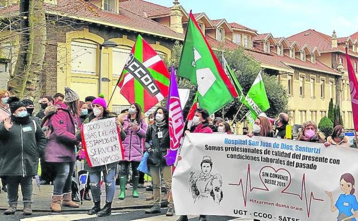 Los trabajadores del hospital protestan frente al centro. 