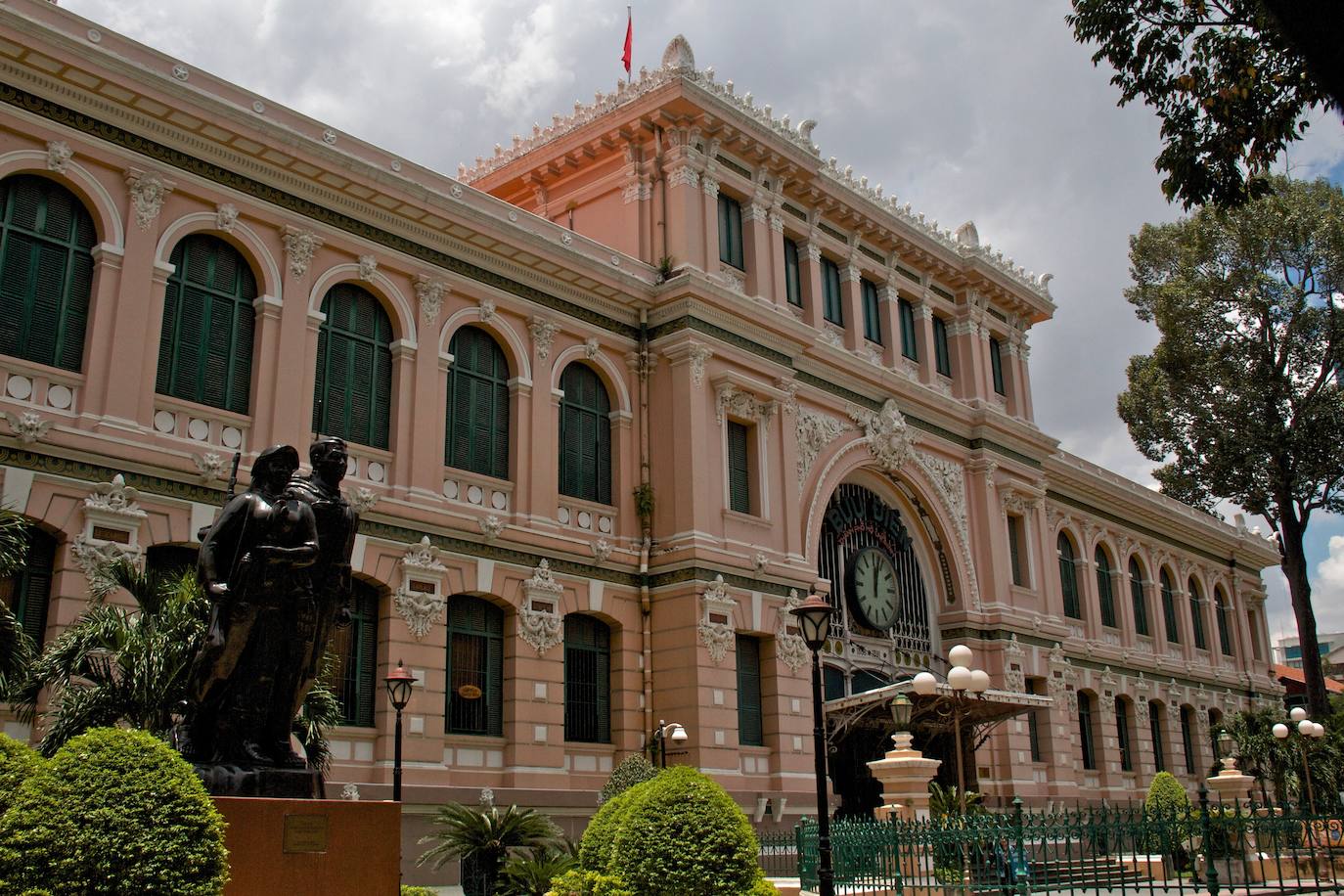 13.- Oficina Central de Correos de Saigón (Ho Chi Minh, Vietnam) | Se encuentra ubicada en el centro de la ciudad Ho Chi Minh, cerca de la Basílica de Notre-Dame de Saigón.