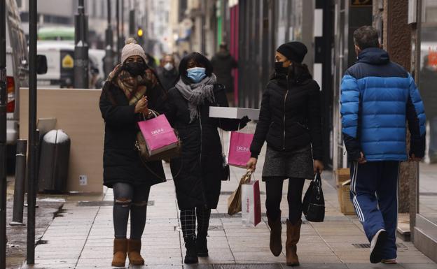 Viandantes de compras por el centro de Vitoria. 