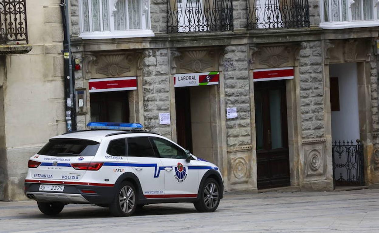 Un coche patrulla de la Ertzaintza, tras el atraco producido en esta sucursal de Salvatierra en mayo de 2019. 