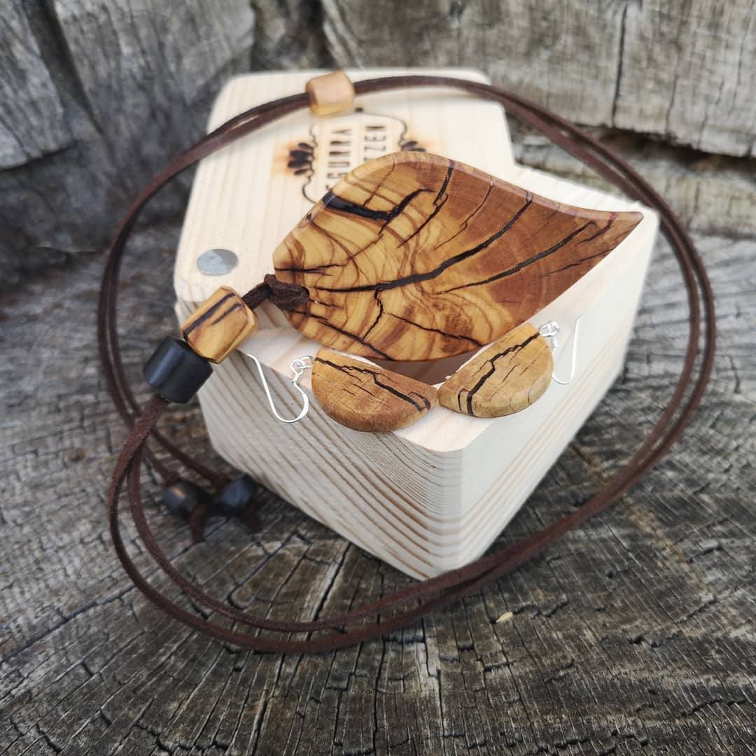 Fotos: Los anillos con paisaje en su interior y pendientes de madera que nacen en un taller de Júndiz