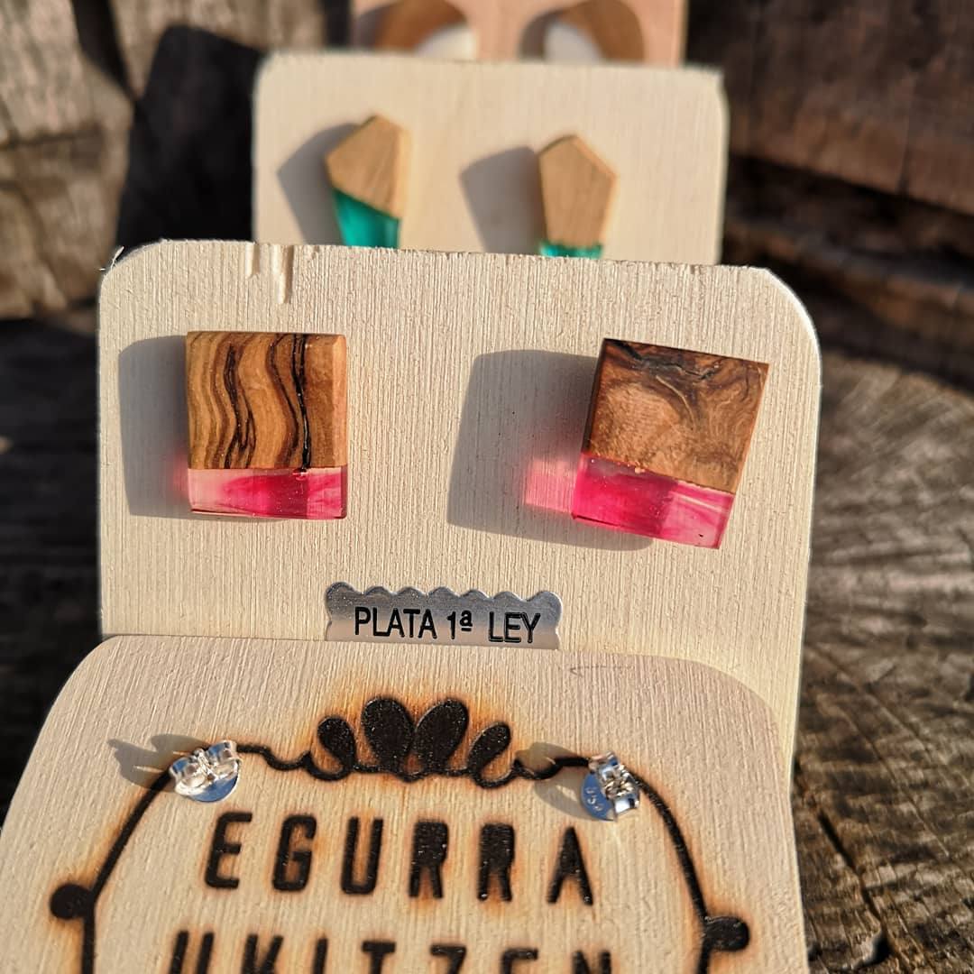 Fotos: Los anillos con paisaje en su interior y pendientes de madera que nacen en un taller de Júndiz