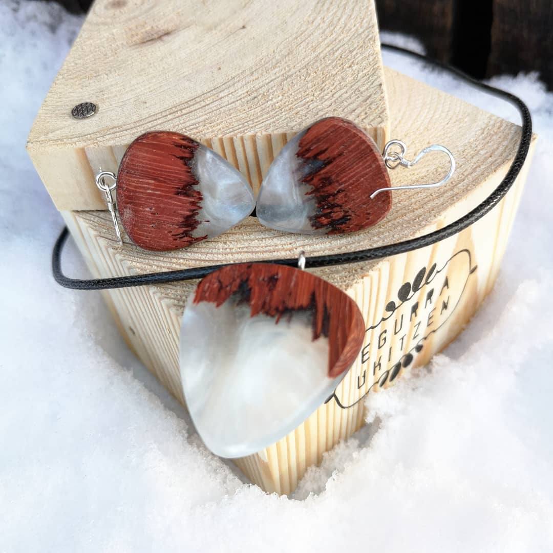 Fotos: Los anillos con paisaje en su interior y pendientes de madera que nacen en un taller de Júndiz