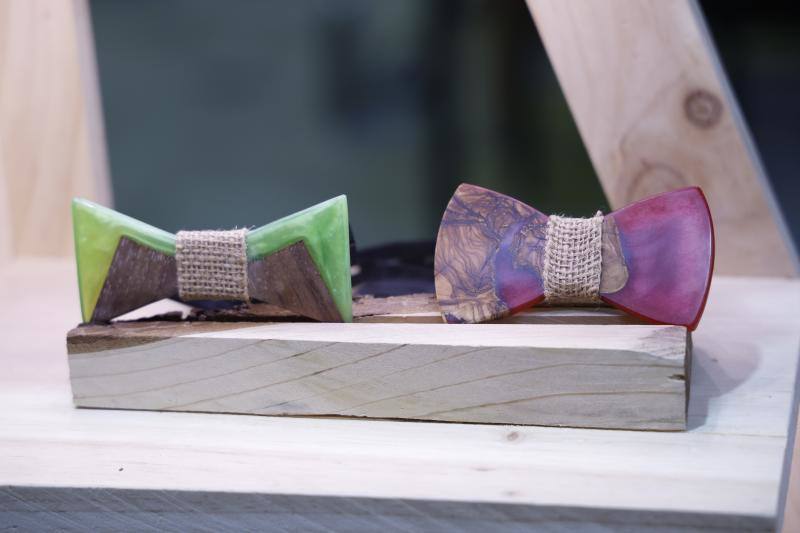Fotos: Los anillos con paisaje en su interior y pendientes de madera que nacen en un taller de Júndiz