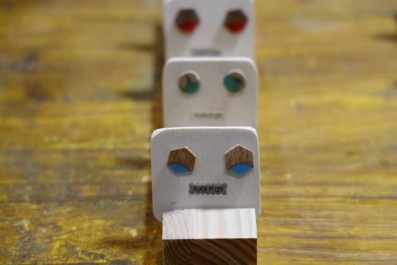 Fotos: Los anillos con paisaje en su interior y pendientes de madera que nacen en un taller de Júndiz