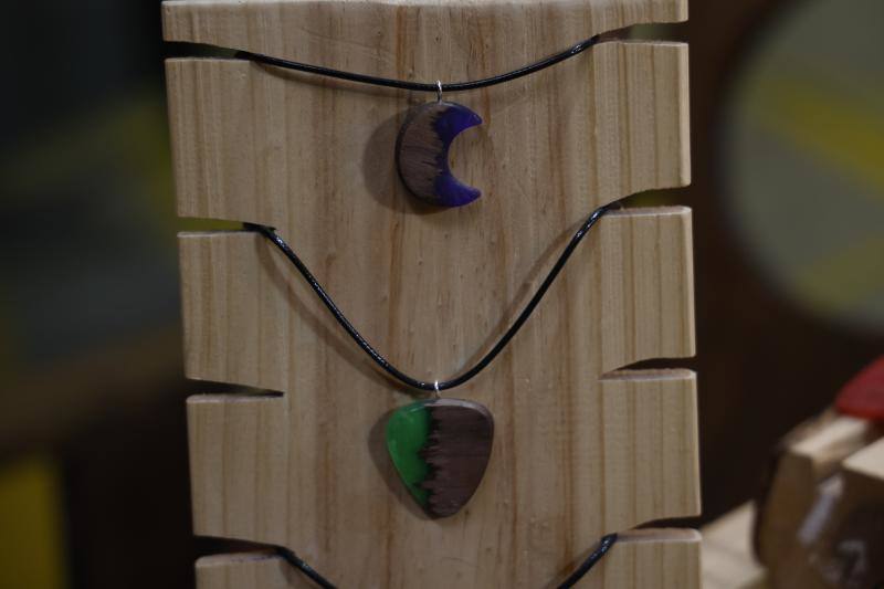 Fotos: Los anillos con paisaje en su interior y pendientes de madera que nacen en un taller de Júndiz