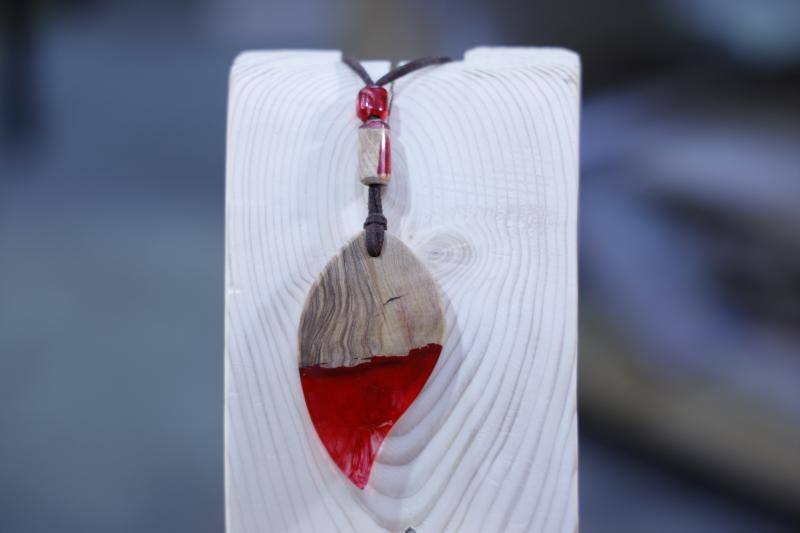 Fotos: Los anillos con paisaje en su interior y pendientes de madera que nacen en un taller de Júndiz