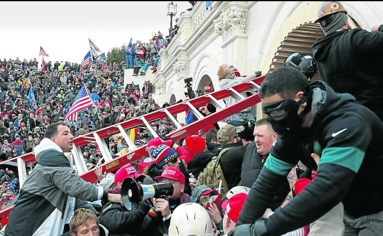 Momento de los altercados en el Capitolio.