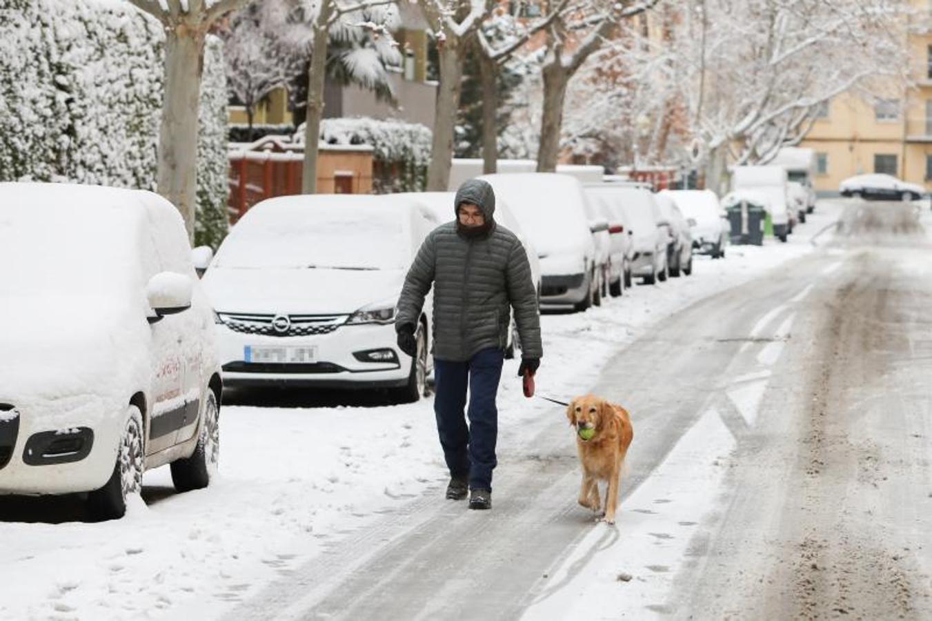 Un hombre paseando a su perro tras el paso de la borrasca Filomena en Teruel, en Aragón.