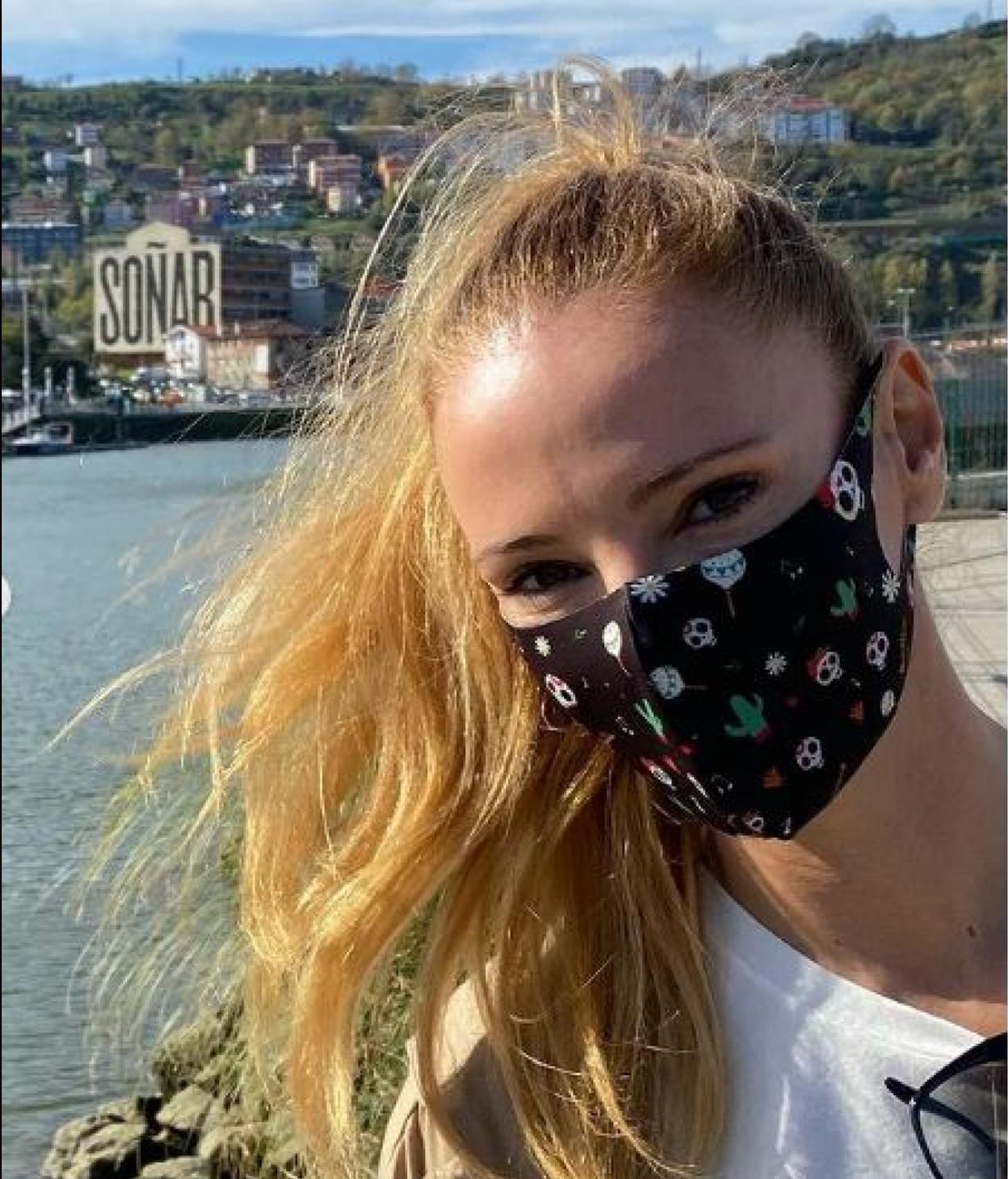 Paula Vázquez posa con el edificio 'Soñar' de Olabeaga al fondo.