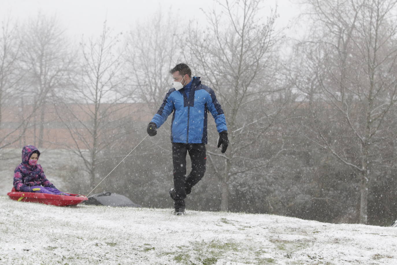 Pequeños y mayores en La Arboleda.