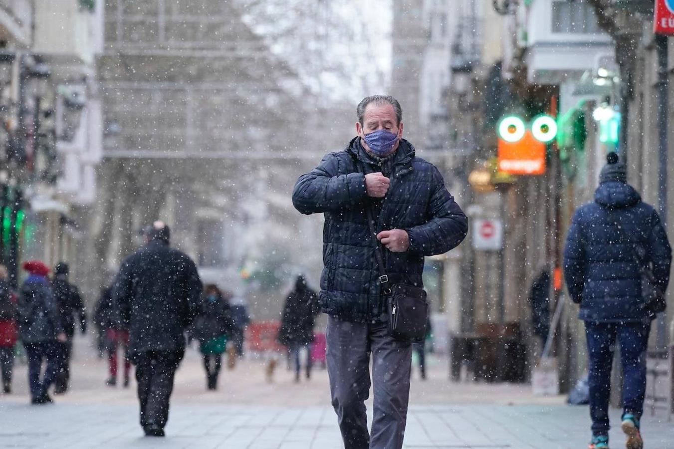 Fotos: Otra jornada con nieve en Álava