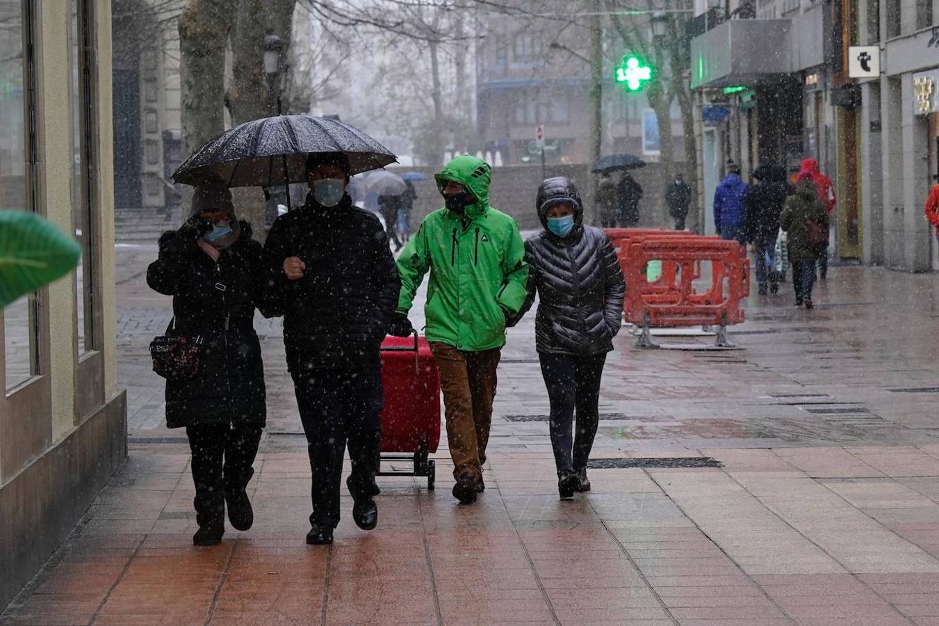 Fotos: Otra jornada con nieve en Álava