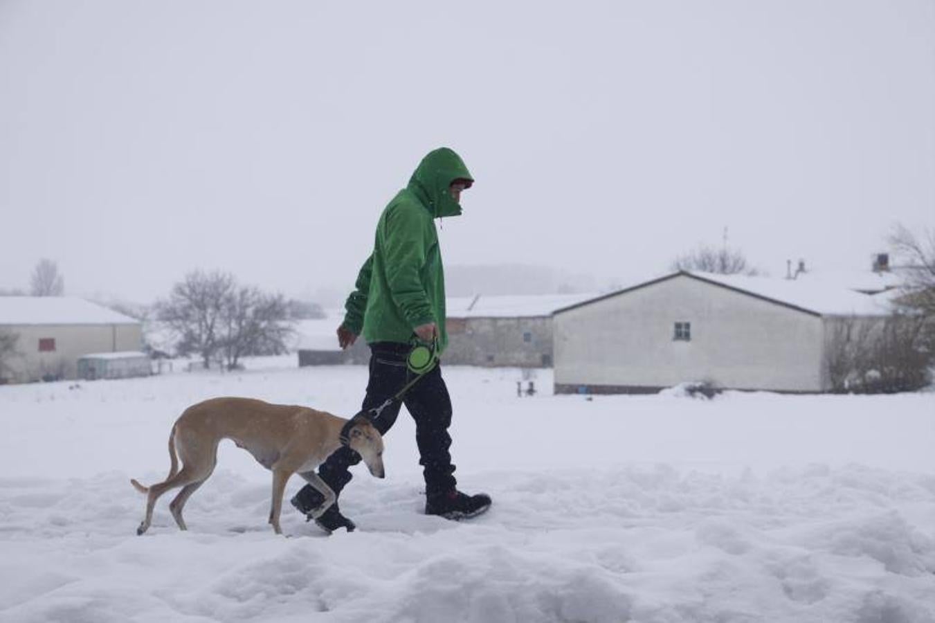 Fotos: Otra jornada con nieve en Álava