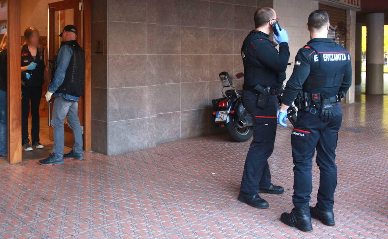 Ertzainas en el portal donde ocurrieron los hechos durante una intervención anterior. 