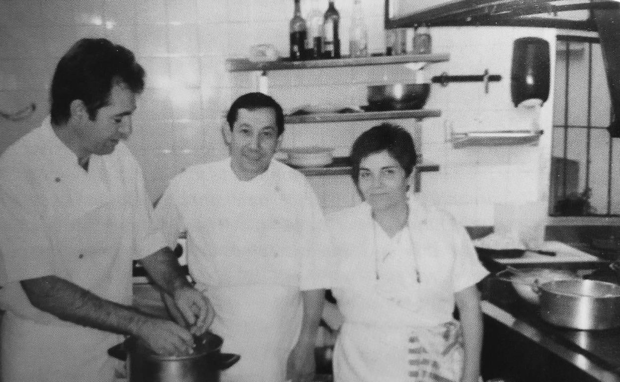 Koldo López de Goikoetxea y Rufino Bastida, cocineros con solera de décadas en El Portalón. 