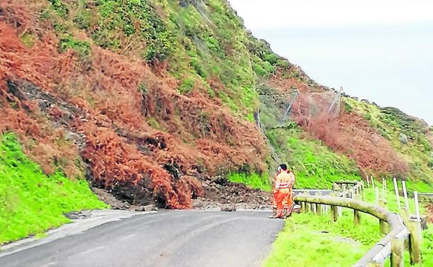 Varios operarios observan el desprendimiento ocurrido esta semana en los accesos a San Juan de Gaztelugatxe. 