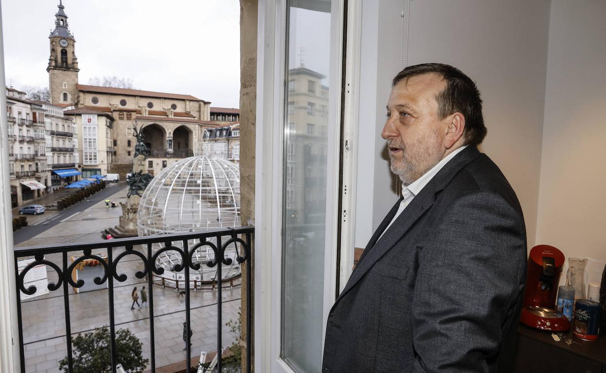 José Antonio Suso se asoma por la ventana de su despacho en la sede del PNV de la Virgen Blanca. 