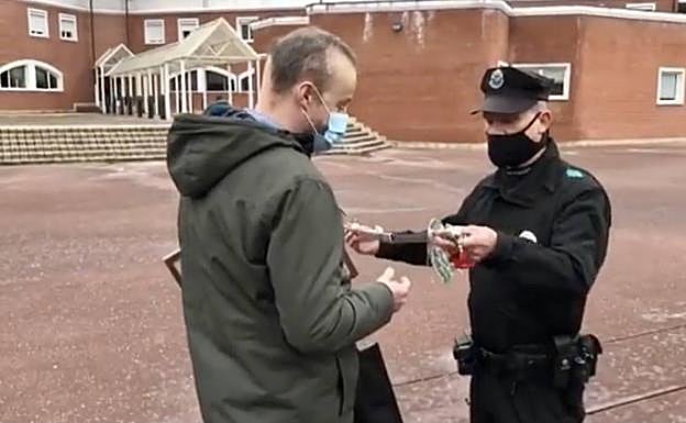Un agente entrega un sable a Ruiz Sagarna en el patio de armas de la base de Brigada Móvil. 