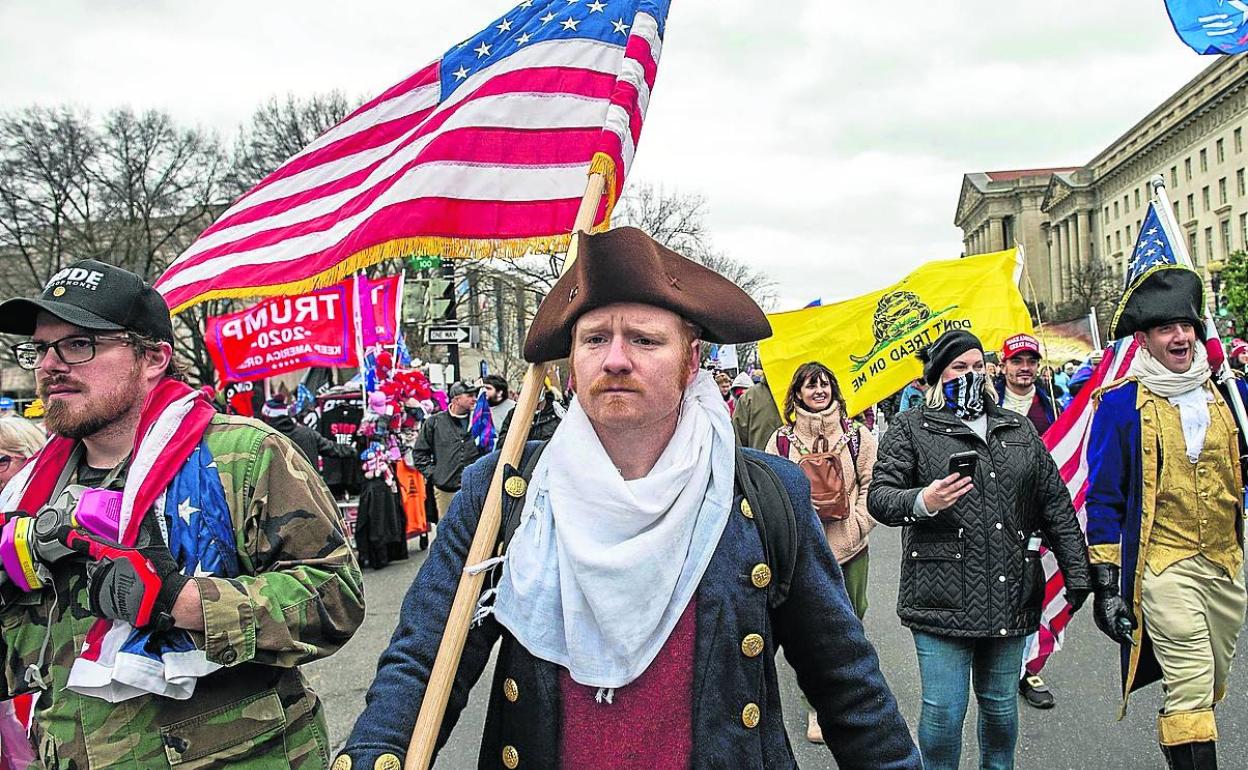 Afines al presidente saliente, con banderas y uniformes confederados, en una marcha en la capital.