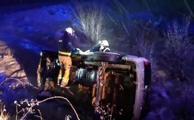 Vehículo accidentado ayer en la A-124 en Leza.