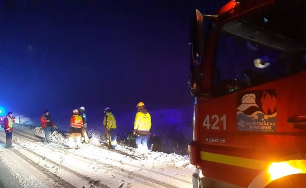 Actuación de los bomberos ayer para auxiliar al vehículo volcado en Leza.