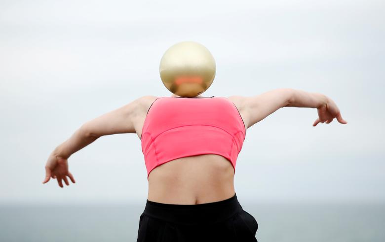 La gimnasta rítmica del equipo GB Lynne Karina Hutchison entrena en el paseo marítimo de Hove, Gran Bretaña.