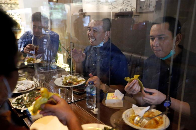 En el restaurante Atjeh Connection de Yakarta, en Indonesia, con separadores en la mesa.