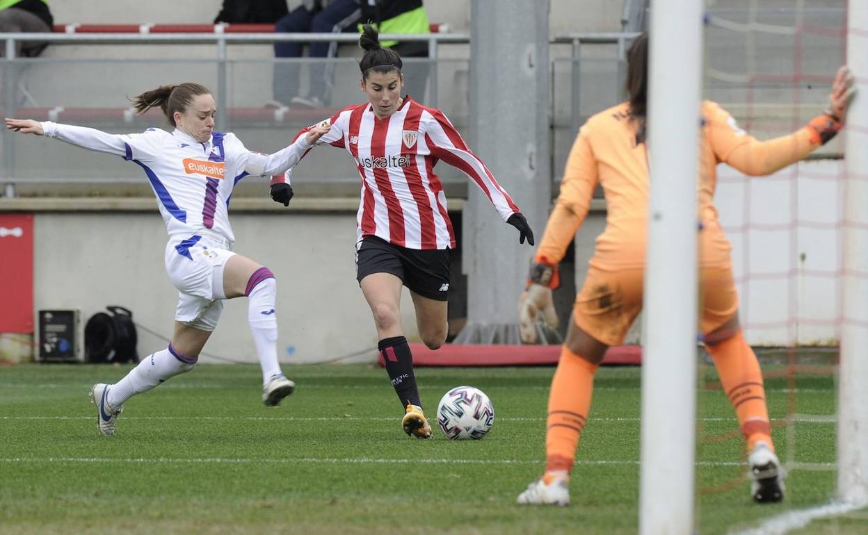 Lucía García intentó sin éxito en varias ocasiones perforar la meta del Eibar este domingo en Lezama. 