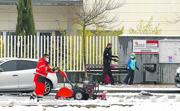 Un operario municipal, retirando nieve de las calles mirandesas.