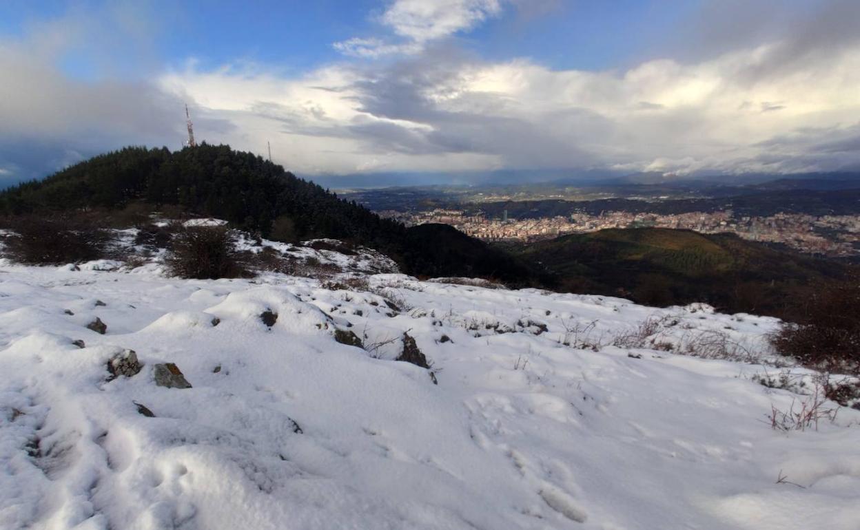 La cumbre del Pagasarri cubierta de nieve.