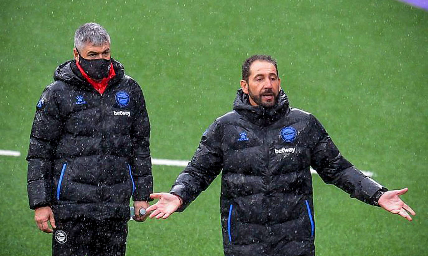 El técnico protesta en su último partido en Mendizorroza.