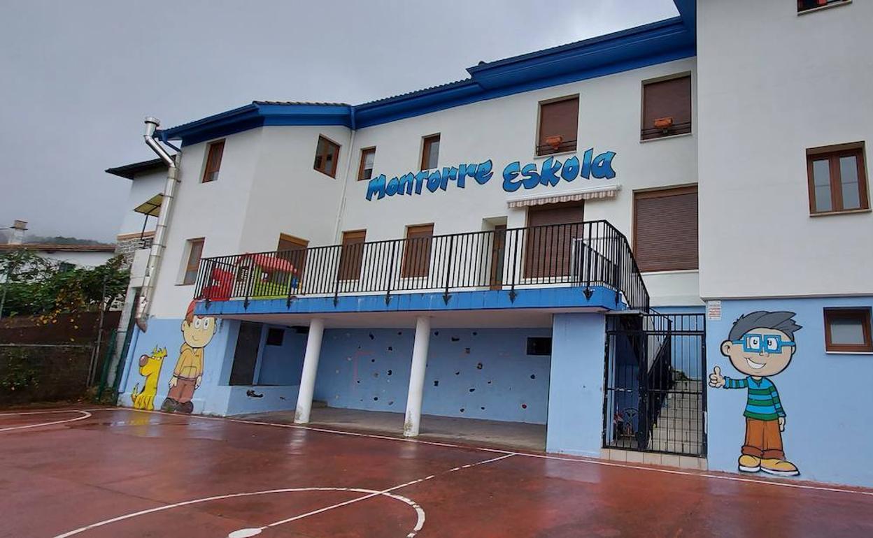 Vista del exterior de la escuela pública de Gautegiz Arteaga en la que el Ayuntamiento realizará distintas mejoras.