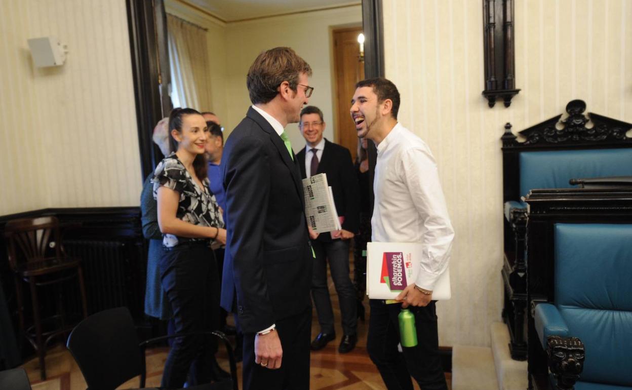 Urtaran y Fernández se saludan en un pleno previo a la pandemia