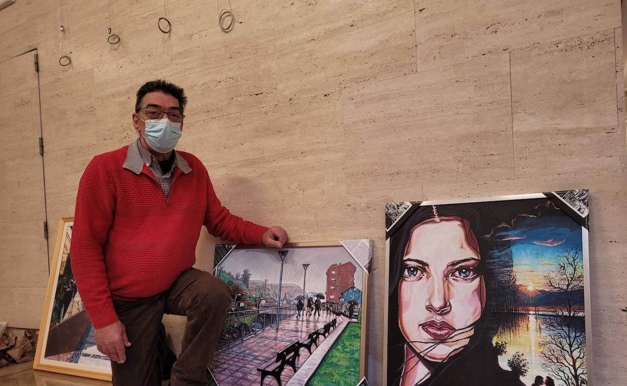 El pintor Antonio Galán muestra varias de las obras que expone en la Casa Torre de Santurtzi.