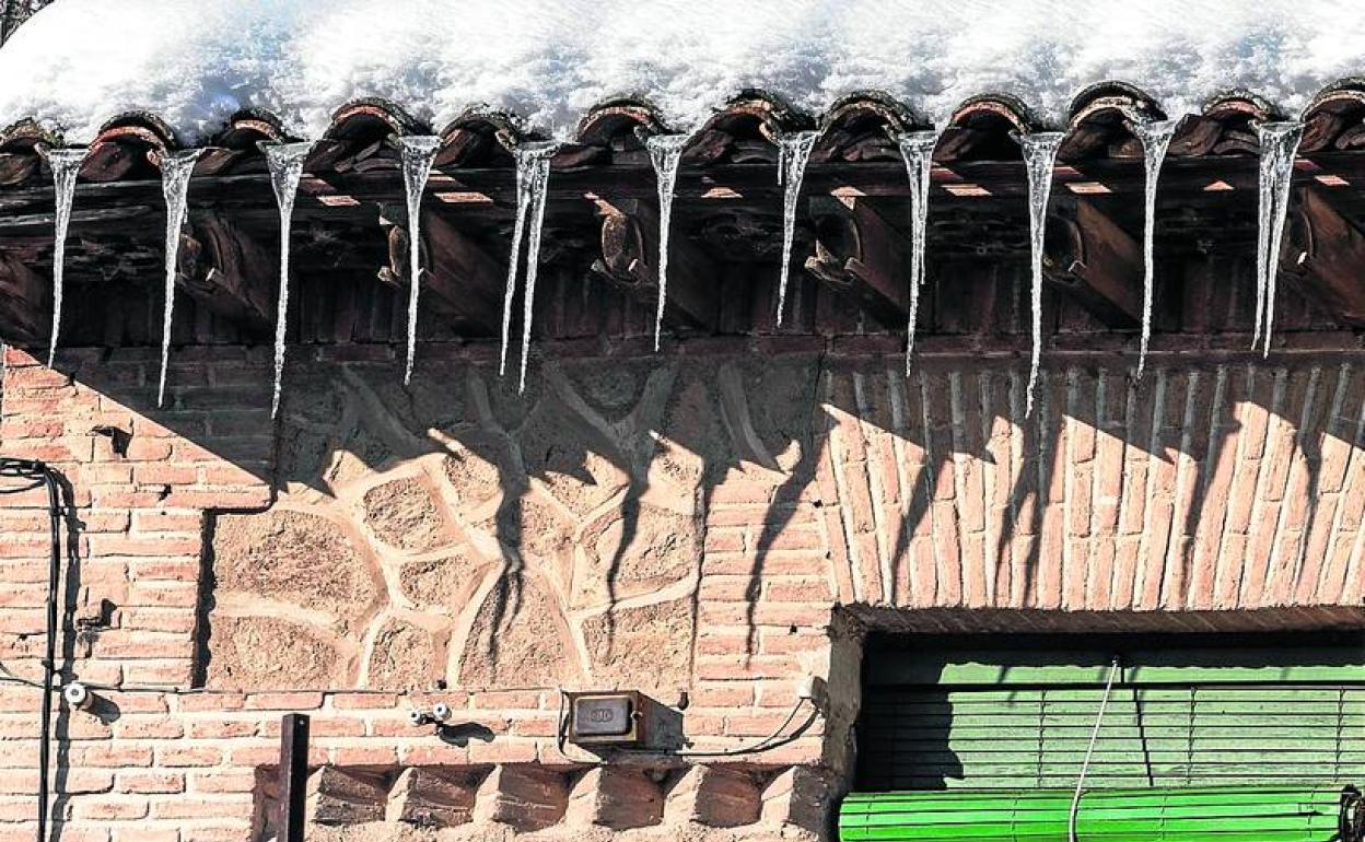 Carámbanos de hielo en un balcón de Toledo tras el paso de la borrasca Filomena. 