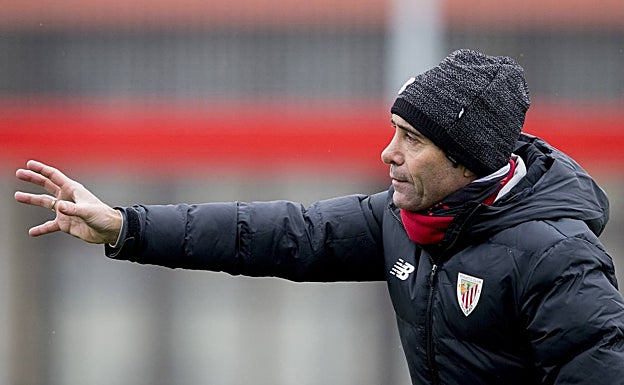 Marcelino dirigiendo un entrenamiento en Lezama. 