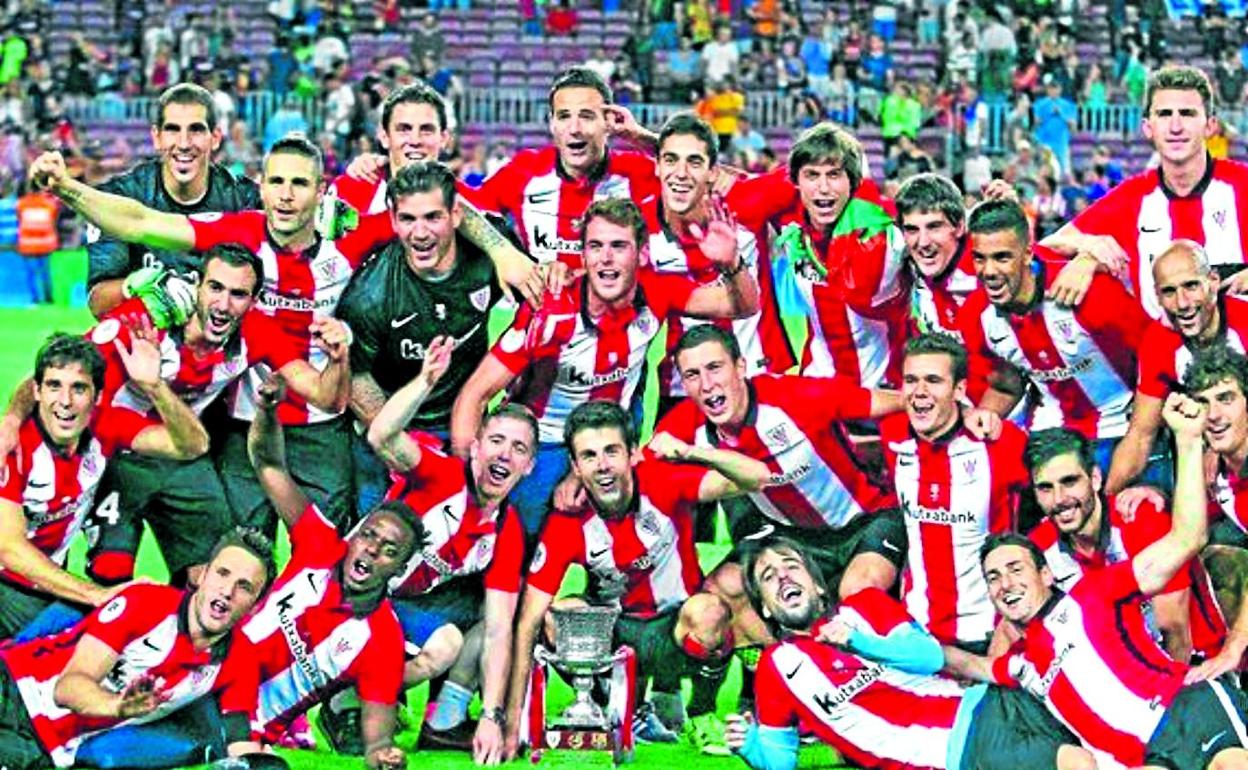 Los jugadores del Athletic celebran eufóricos el título sobre el césped del Camp Nou. 