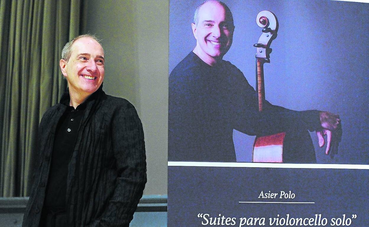 El chelista bilbaíno Asier Polo, con el cartel que promociona el álbum. 