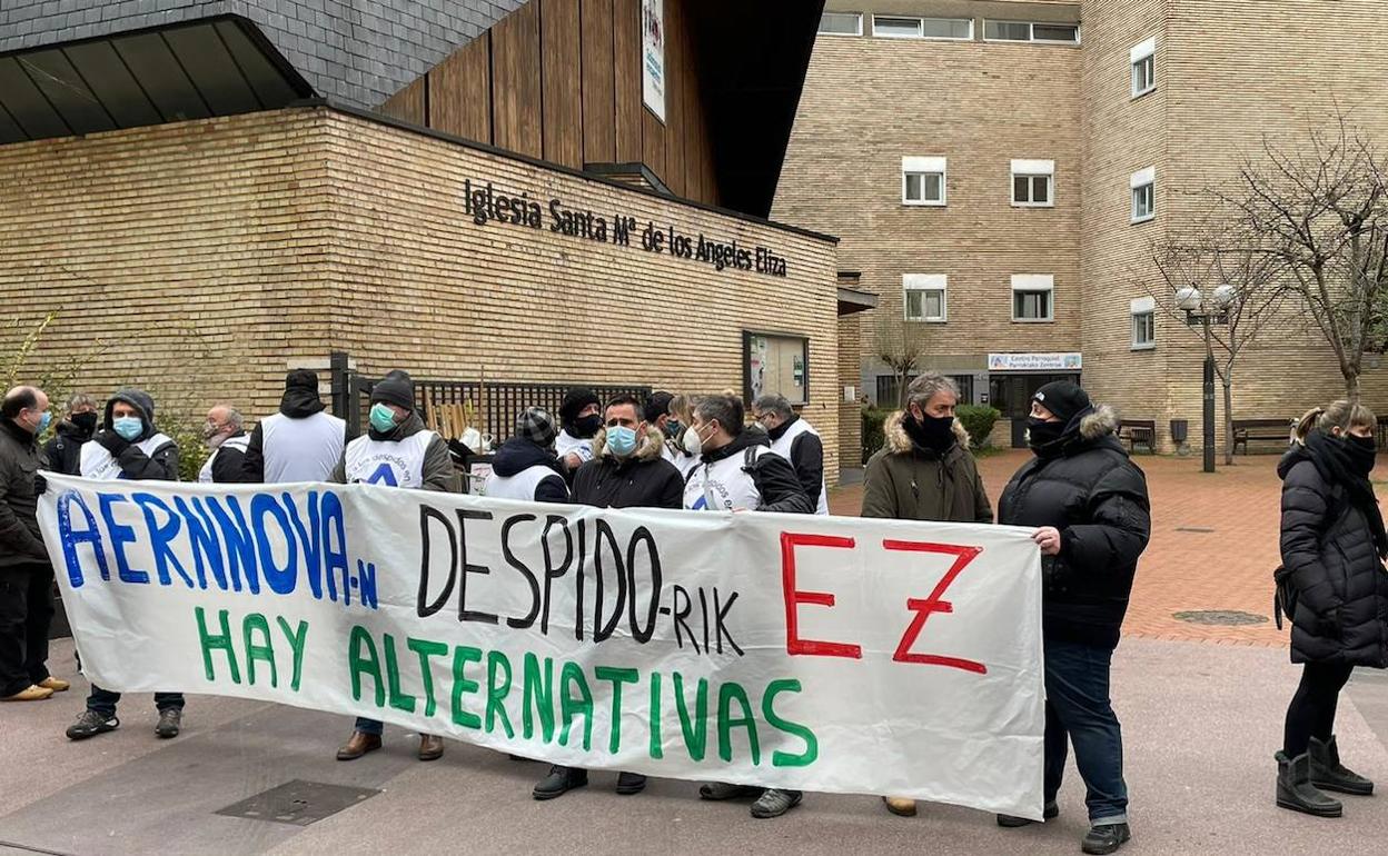 Trabajadores de Aernnova y representantes sindicales, en las inmediaciones de la iglesia de Los Ángeles.