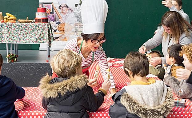 Niños y adultos participan en la sesión de cuentos de Getxo.