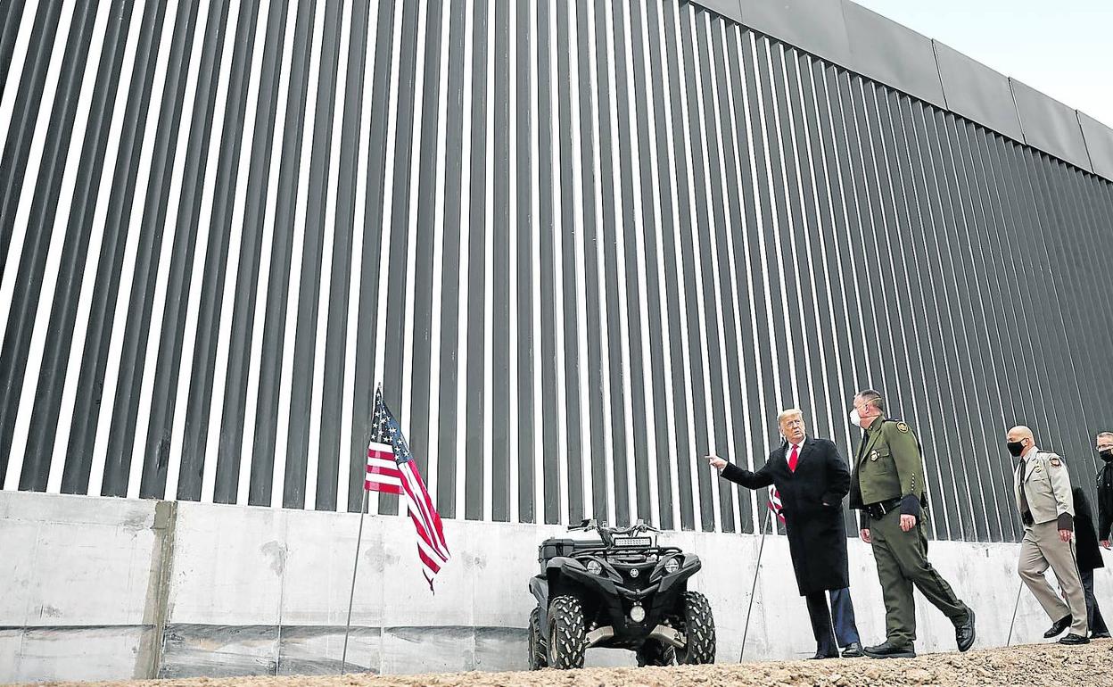 Trump viajó ayer hasta el Álamo para visitar el muro fronterizo con México construido durante su mandato. 