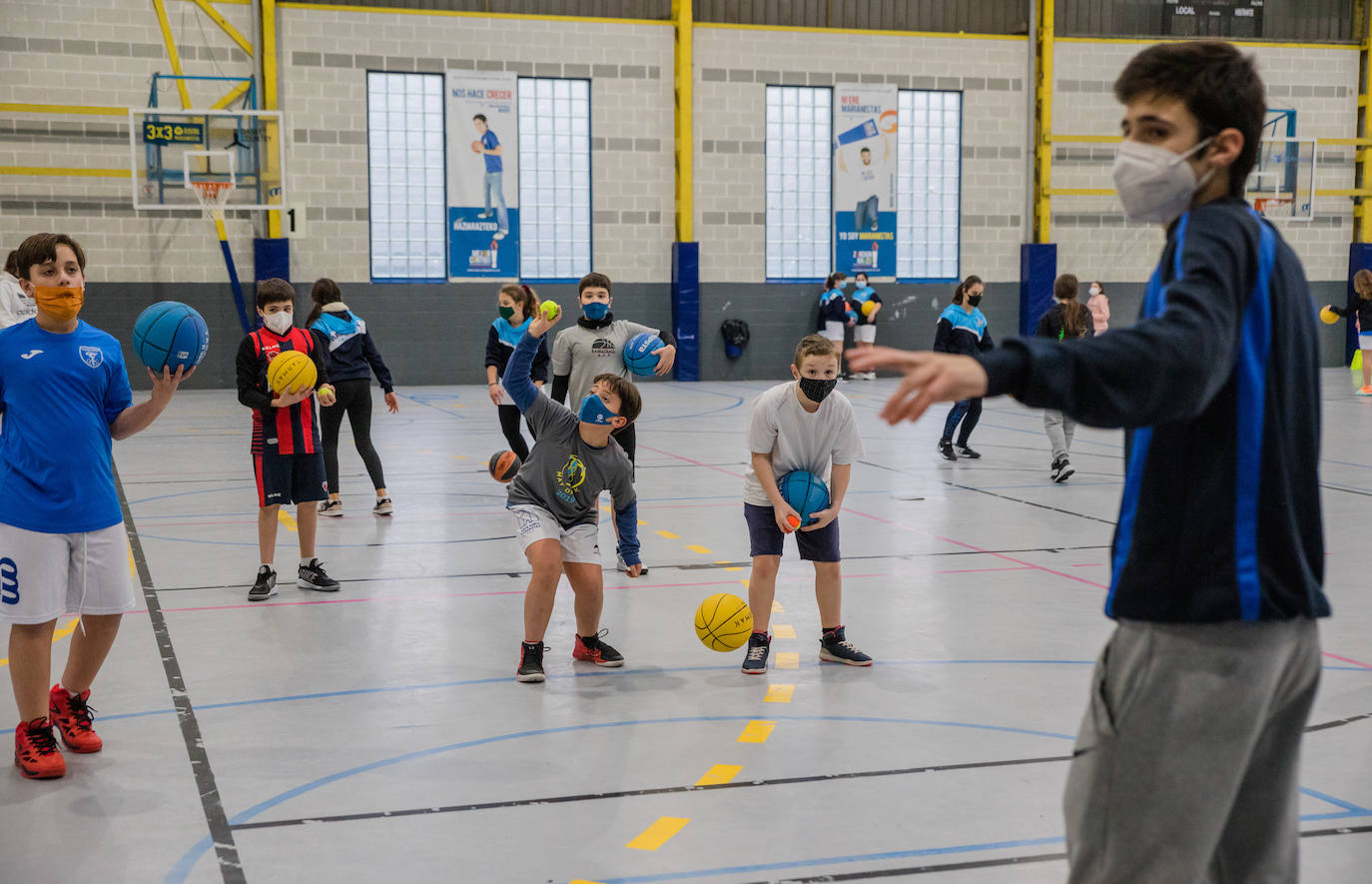 Fotos: Vuelve el deporte escolar a Álava