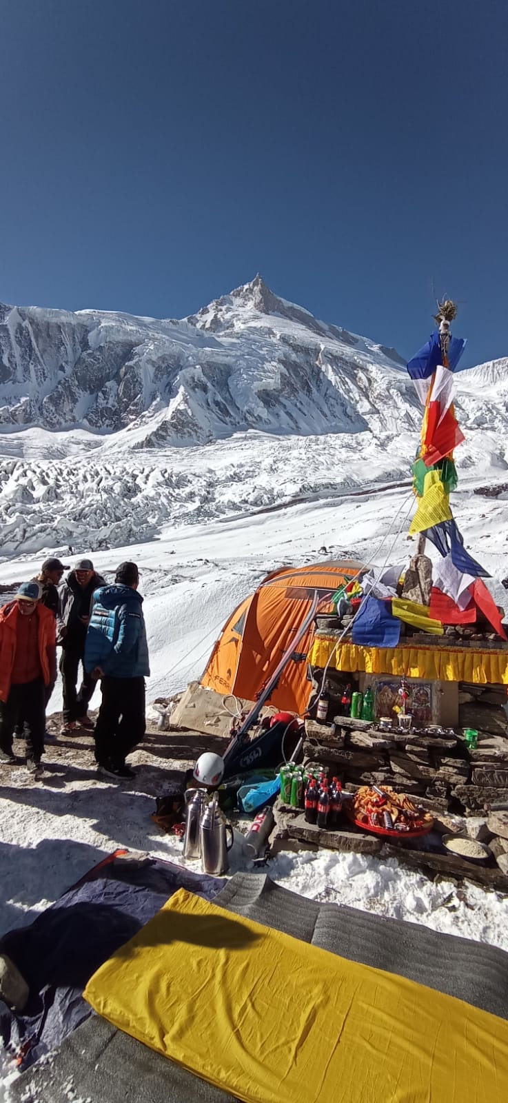 Fotos: El ritual budista de Txikon y su expedición para que la montaña les ayude en su ascensión al Manaslu y vuelvan para contarlo