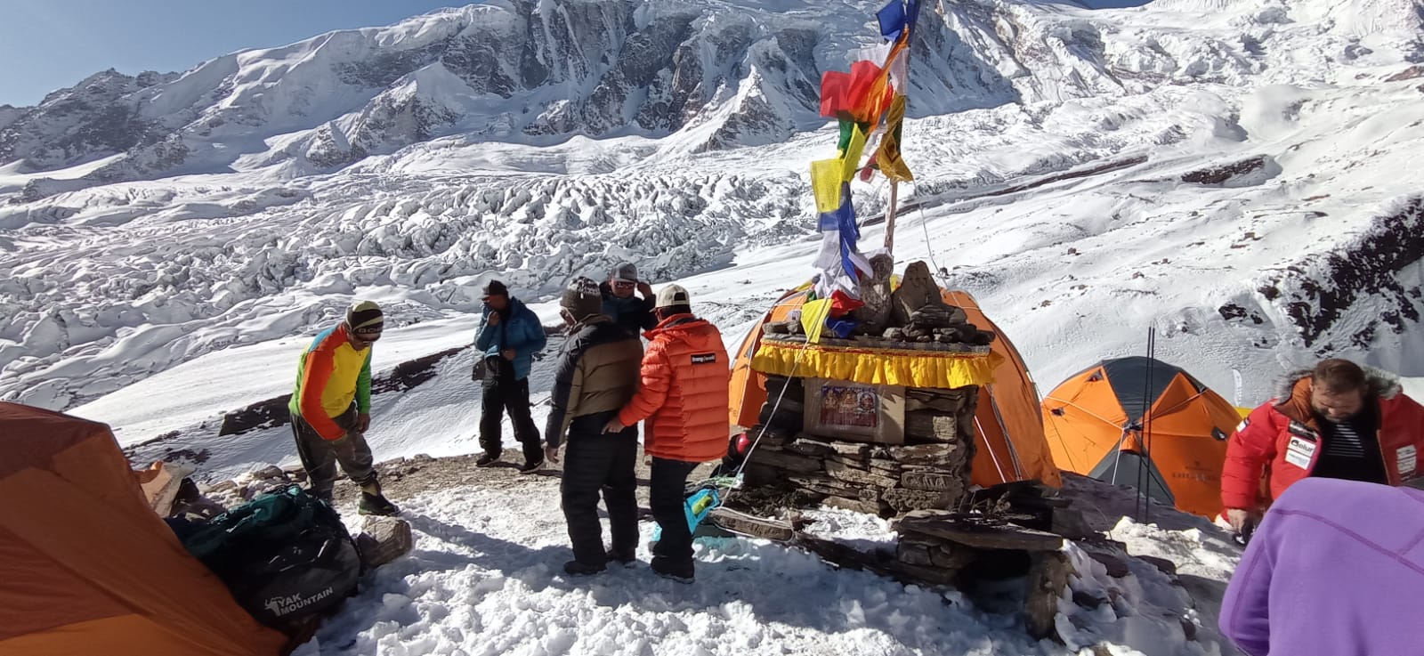 Fotos: El ritual budista de Txikon y su expedición para que la montaña les ayude en su ascensión al Manaslu y vuelvan para contarlo