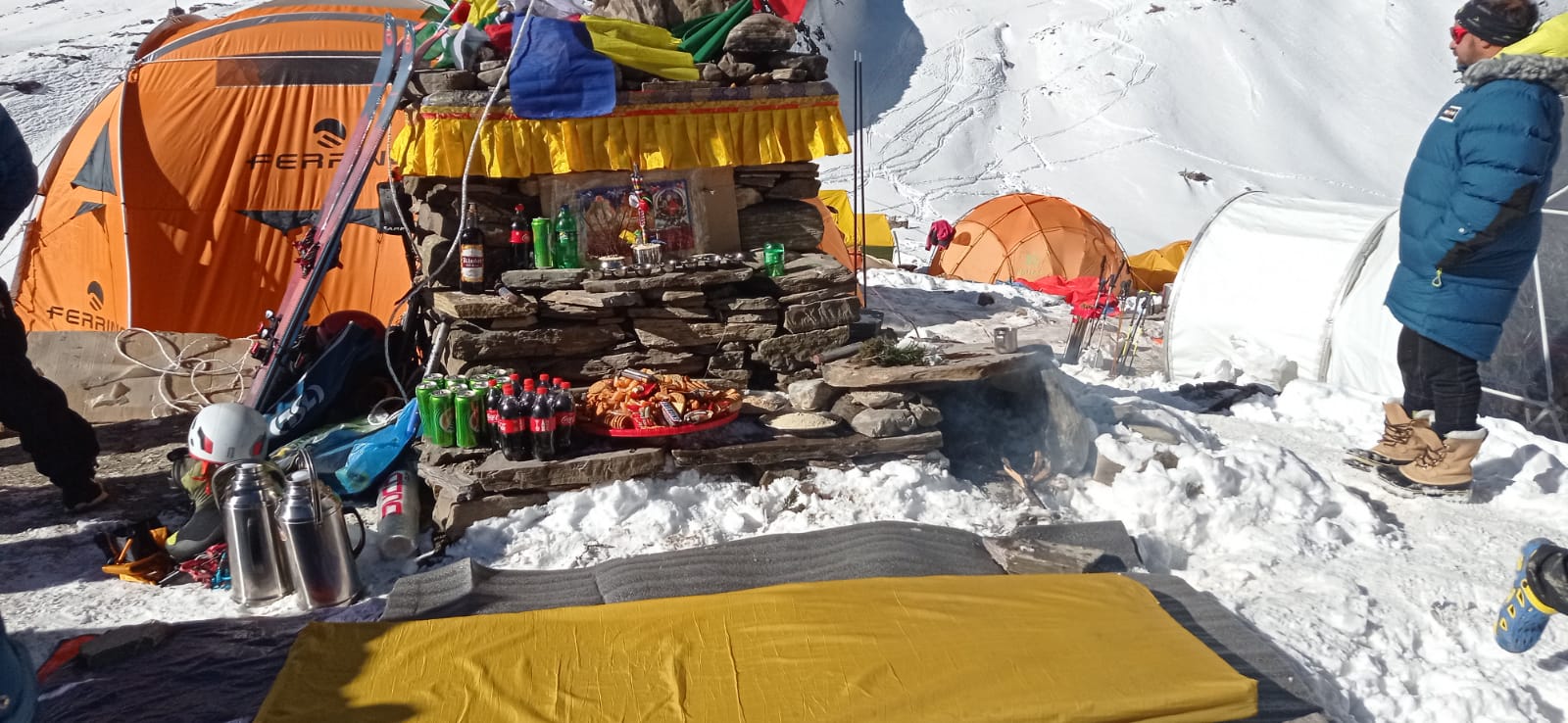 Fotos: El ritual budista de Txikon y su expedición para que la montaña les ayude en su ascensión al Manaslu y vuelvan para contarlo